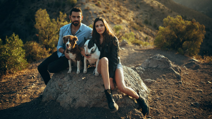sesión de fotos de parejas con mascotas en el cerro