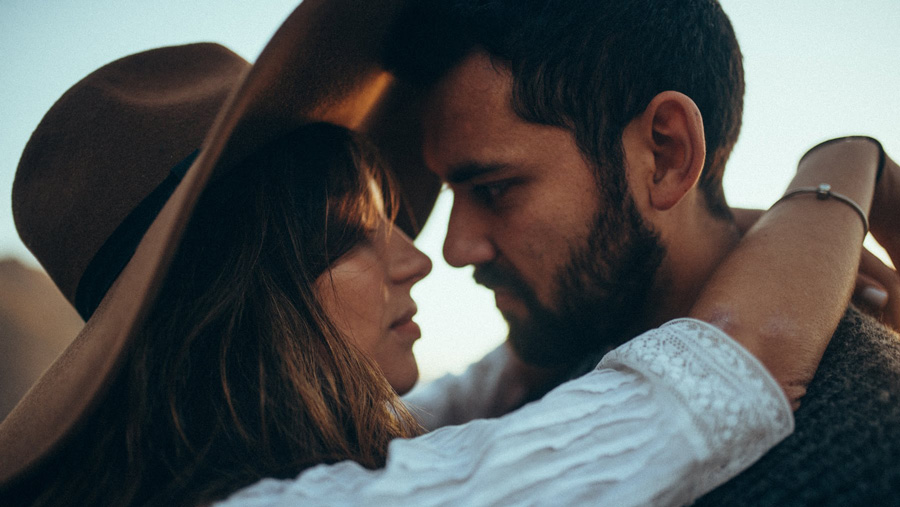 fotografía de una pareja en sesión de fotos donde se abrazan