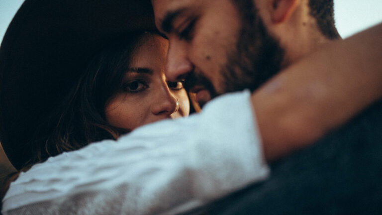 Captura el amor con una sesión de fotos para parejas en Santiago. Sesiones creativas, espontáneas y 100% personalizadas.