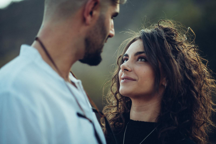 pareja mirandose en sesión de fotos profesional