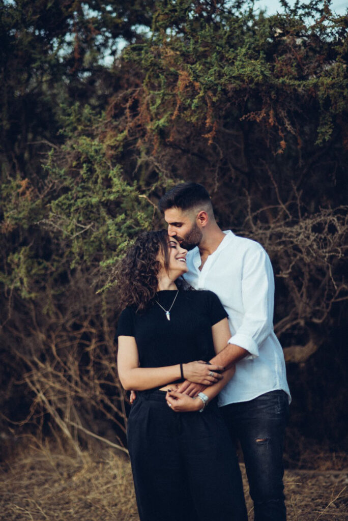 pareja dando un beso - ideas de fotografía de parejas
