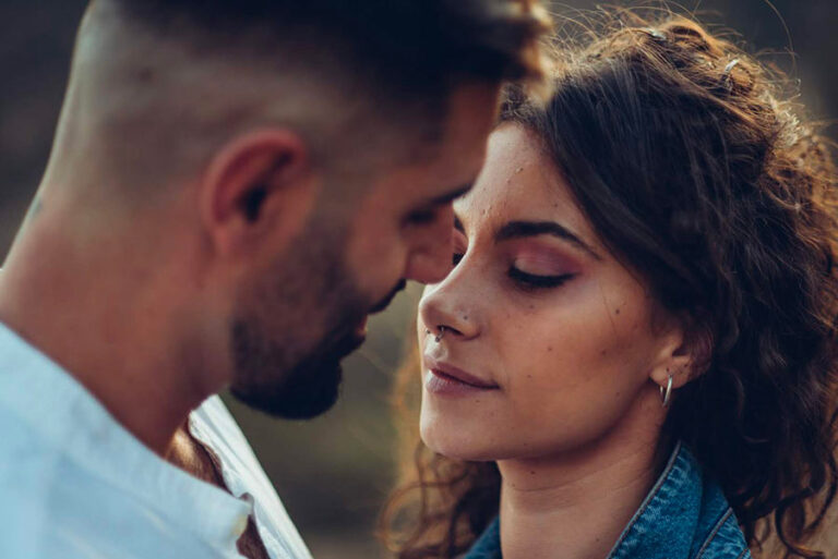 Las 20 ideas para fotografías de pareja que realmente funcionan (y harán que tu historia destaque)